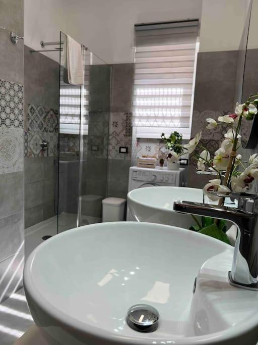 3 Fermate Dal Colosseo - Casa Vacanze Elena - 50 M Da Metro Garbatella Rome Bagian luar foto