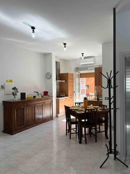 3 Fermate Dal Colosseo - Casa Vacanze Elena - 50 M Da Metro Garbatella Rome Bagian luar foto