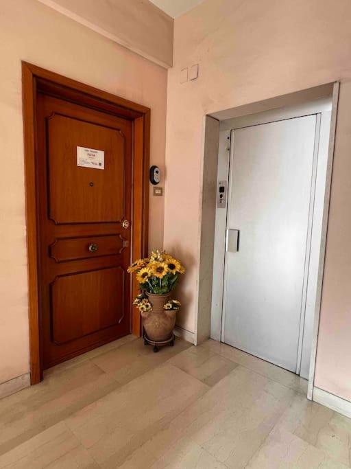 3 Fermate Dal Colosseo - Casa Vacanze Elena - 50 M Da Metro Garbatella Rome Bagian luar foto